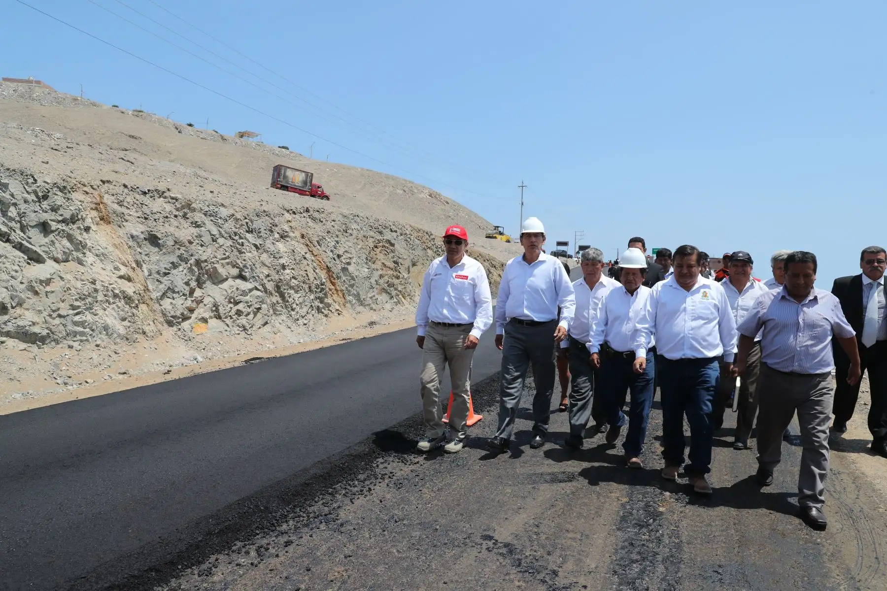 Presidente Vizcarra inaugura el primer vuelo comercial Lima -Ilo e inspecciona la carretera San Jerónimo Algarrobal. Foto: ANDINA/Prensa Presidencia