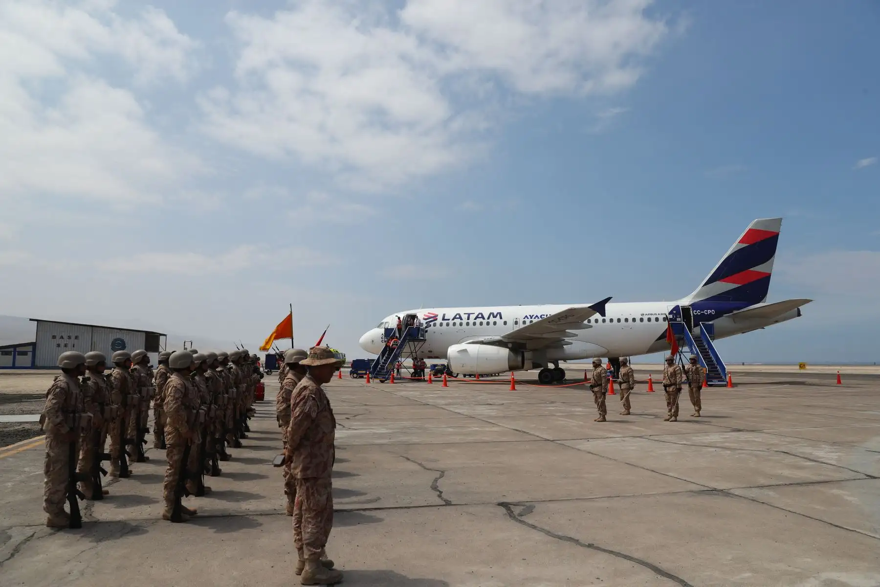 Presidente Vizcarra inaugura el primer vuelo comercial Lima -Ilo e inspecciona la carretera San Jerónimo Algarrobal. Foto: ANDINA/Prensa Presidencia