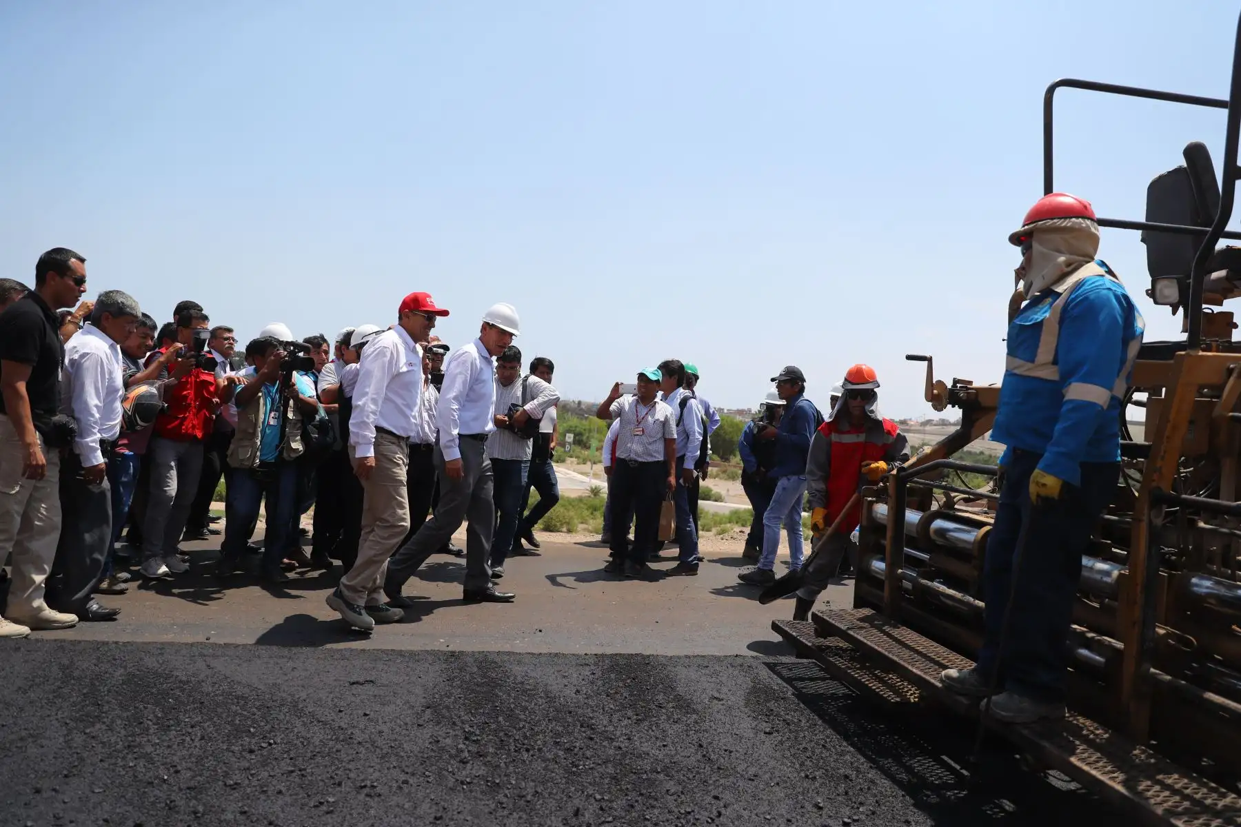 Presidente Vizcarra inaugura el primer vuelo comercial Lima -Ilo e inspecciona la carretera San Jerónimo Algarrobal. Foto: ANDINA/Prensa Presidencia