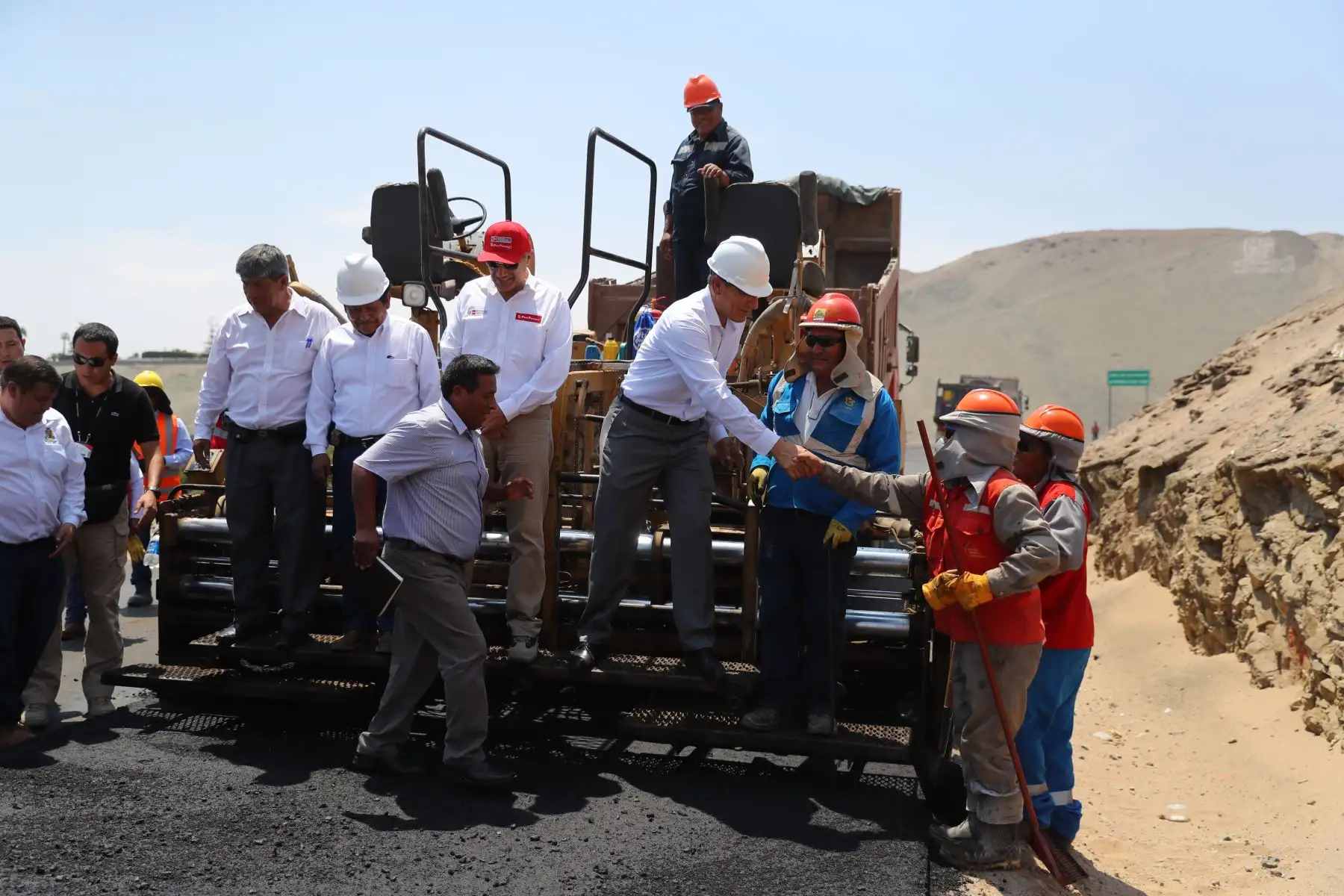 Presidente Vizcarra inaugura el primer vuelo comercial Lima -Ilo e inspecciona la carretera San Jerónimo Algarrobal. Foto: ANDINA/Prensa Presidencia