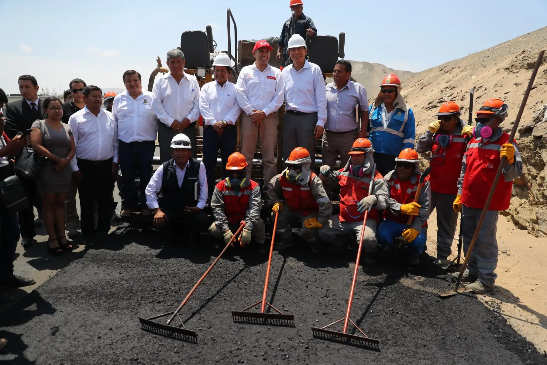 Presidente Vizcarra inaugura el primer vuelo comercial Lima -Ilo e inspecciona la carretera San Jerónimo Algarrobal. Foto: ANDINA/Prensa Presidencia