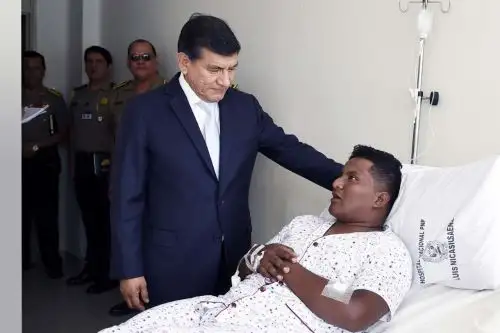 Ministro del Interior reconoce valentía de policía Yary Yunior Velásquez Sarango, herido en balacera en San Miguel. Foto: ANDINA/Difusión.