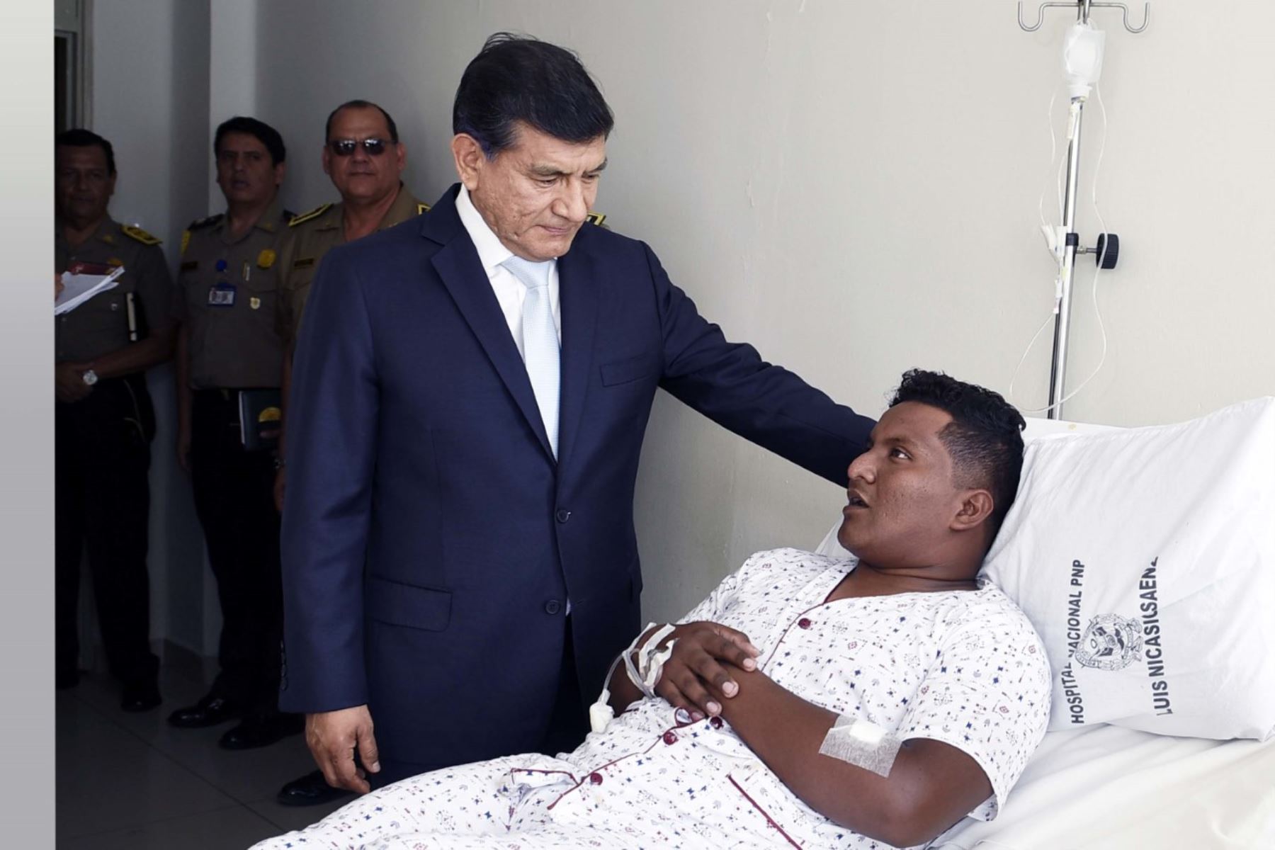 Ministro del Interior reconoce valentía de policía Yary Yunior Velásquez Sarango, herido en balacera en San Miguel. Foto: ANDINA/Difusión.