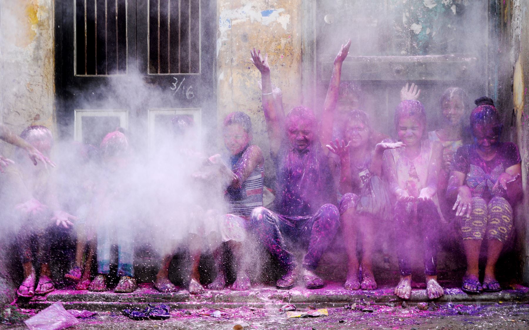 En la primavera se celebra por todo lo alto el Festival Holi en la India y Nepal, probablemente la fiesta más colorida del mundo, la cual se festeja cada año con la llegada del equinoccio de primavera. Foto: AFP