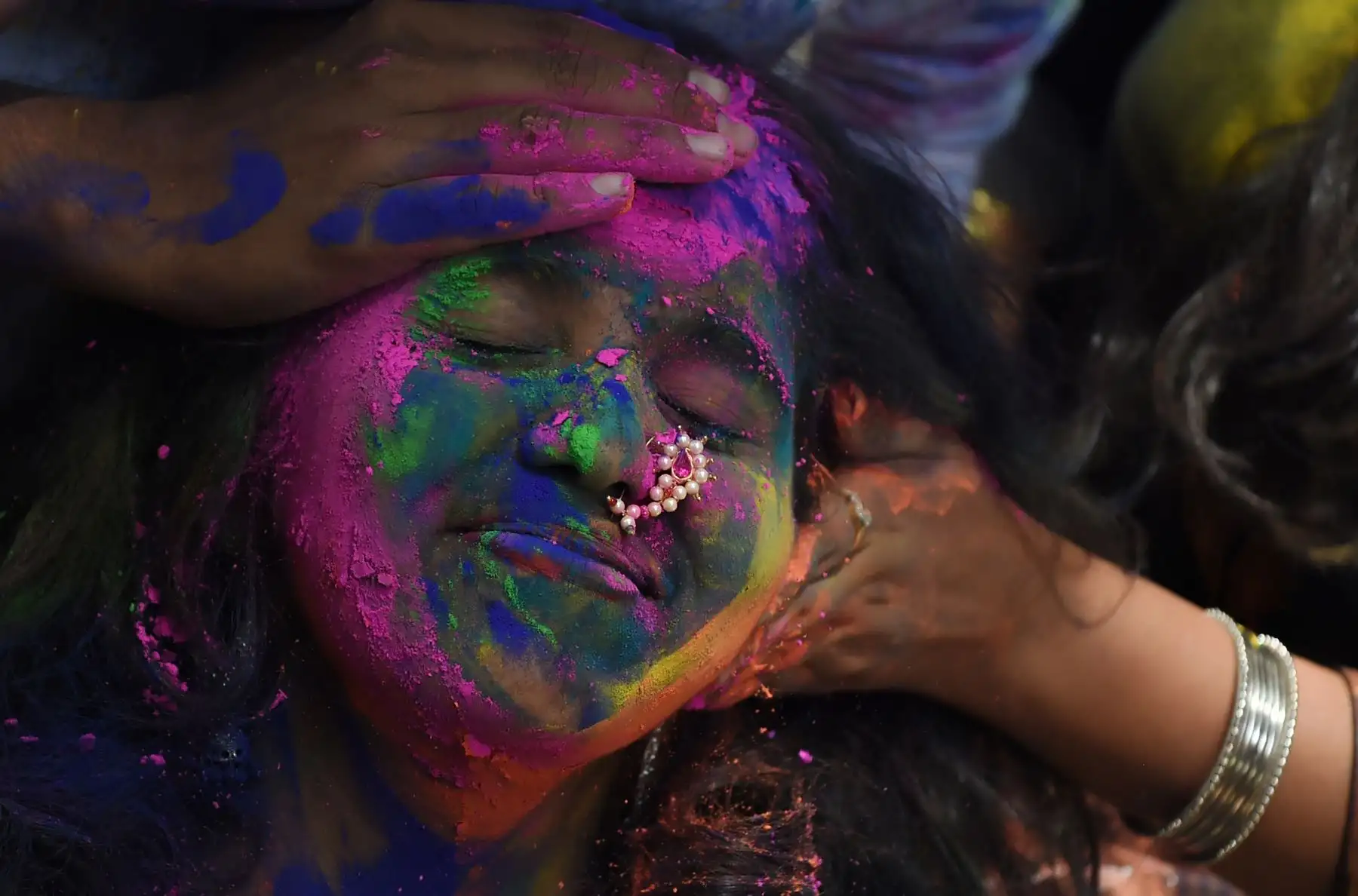 Durante esta celebración, la gente se pinta y se lanza polvos de colores llamados Gulal. Antiguamente, estos polvos de colores eran preparados en un principio con hierbas medicinales, pero con el tiempo se fueron incluyendo materiales sintéticos para que el polvo durara más en el cuerpo y con el fin de experimentar nuevas tonalidades. Foto: AFP