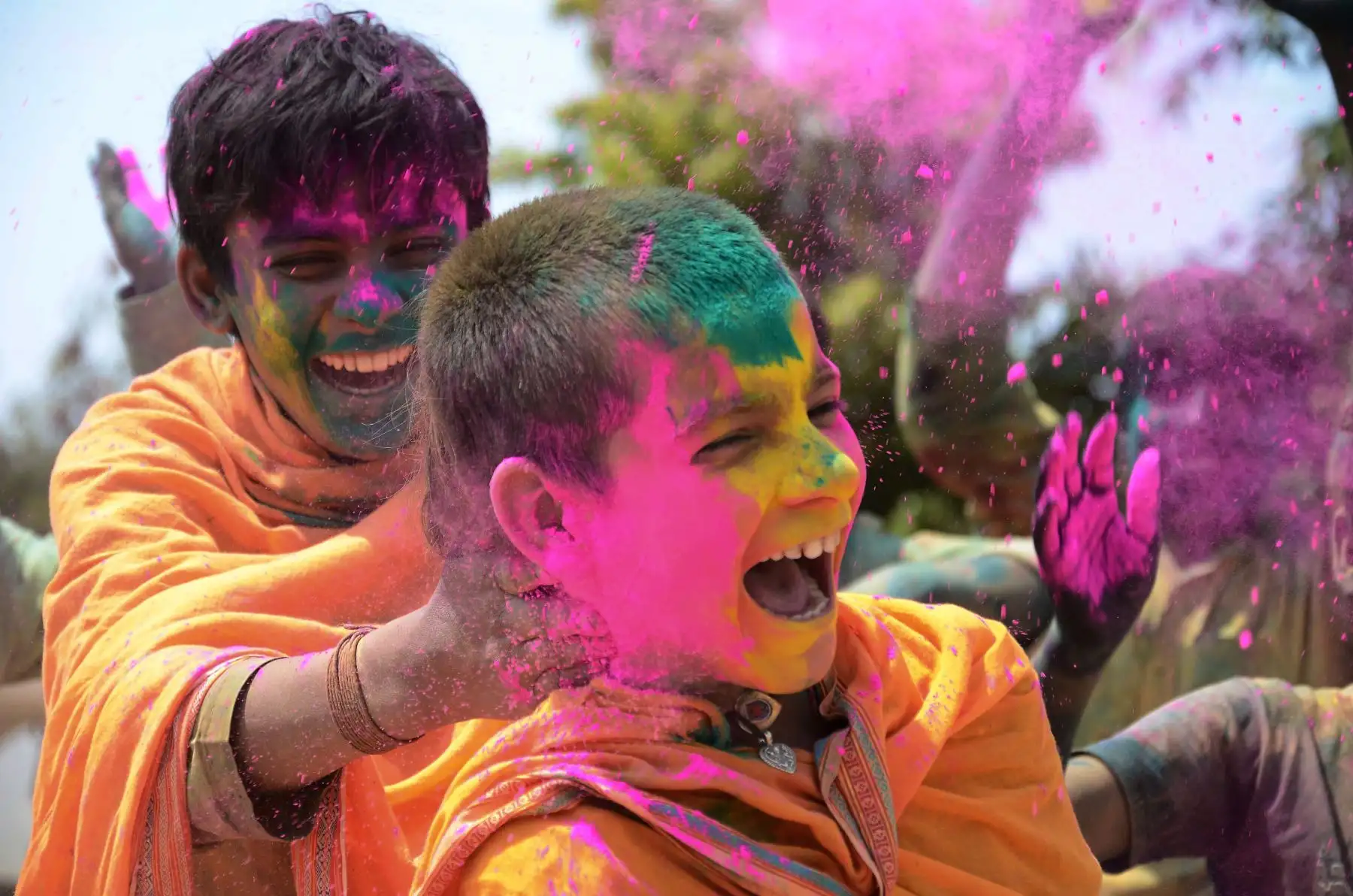 Durante esta celebración, la gente se pinta y se lanza polvos de colores llamados Gulal. Antiguamente, estos polvos de colores eran preparados en un principio con hierbas medicinales, pero con el tiempo se fueron incluyendo materiales sintéticos para que el polvo durara más en el cuerpo y con el fin de experimentar nuevas tonalidades. Foto: AFP