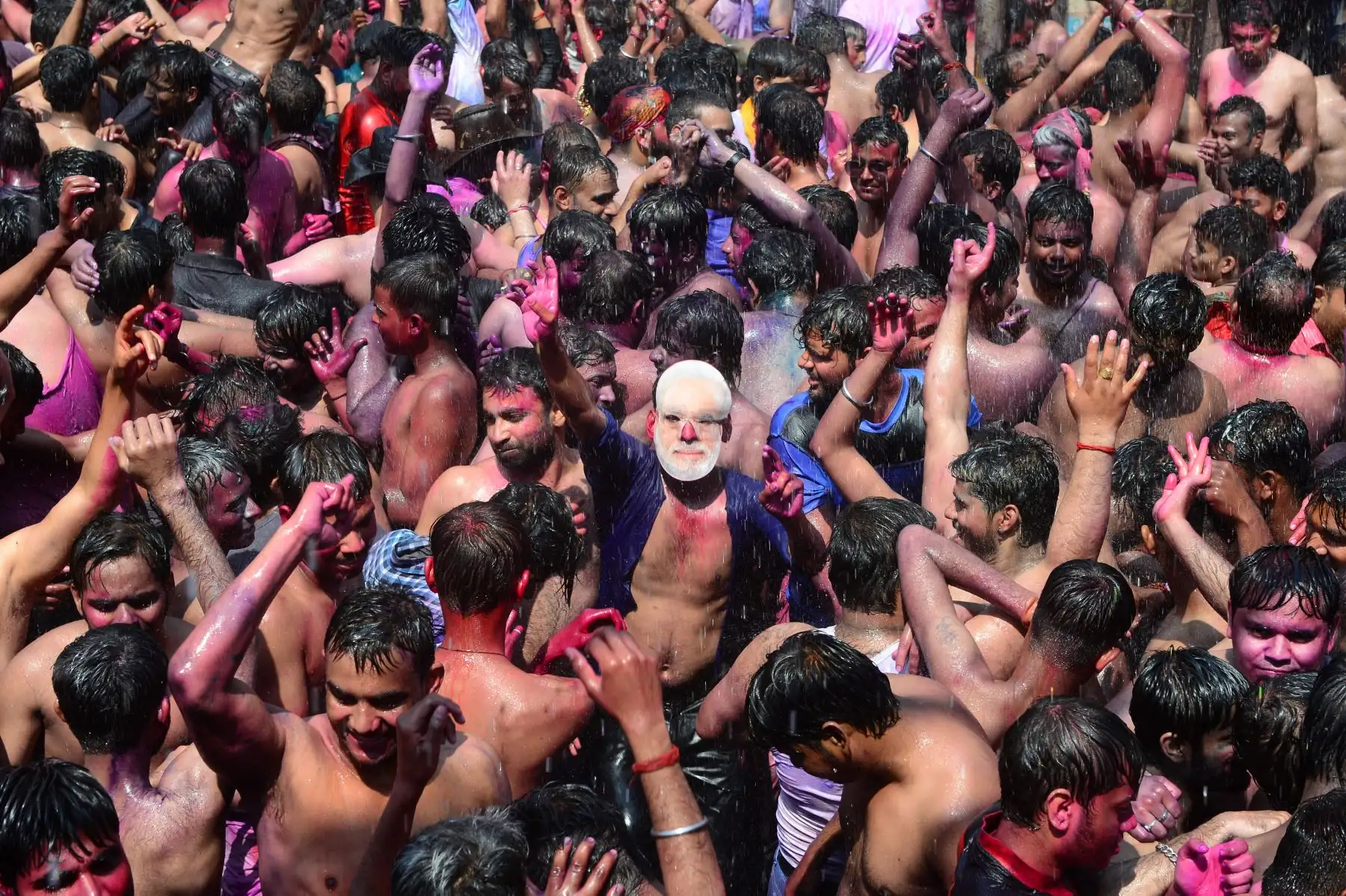 Los colores utilizados no son escogidos al azar, el amarillo que alude a la piedad, el anaranjado representa el optimismo, el azul simboliza la calma, el rojo es usado para el amor y la pureza, y el verde para la vitalidad. Foto: AFP