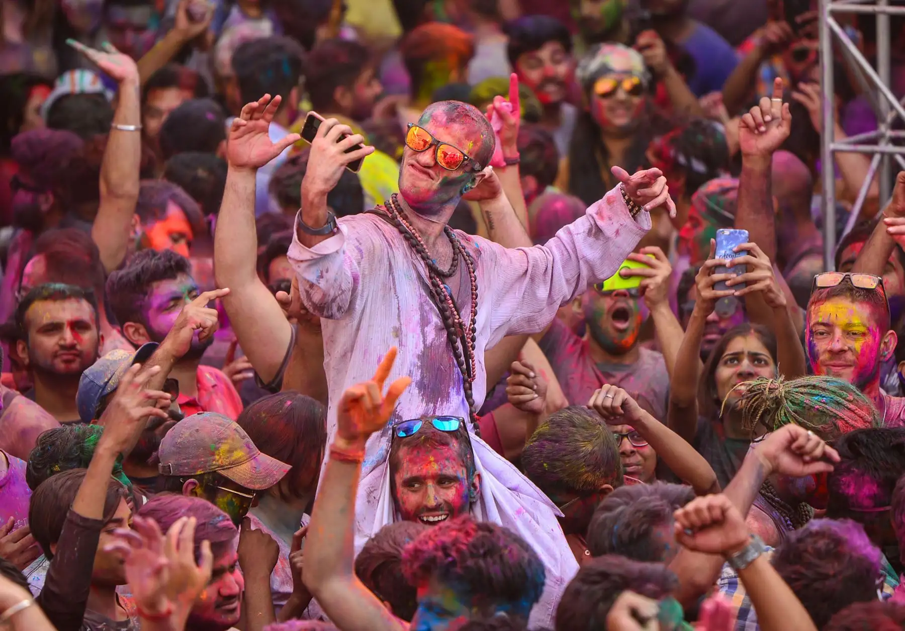 Los colores utilizados no son escogidos al azar, el amarillo que alude a la piedad, el anaranjado representa el optimismo, el azul simboliza la calma, el rojo es usado para el amor y la pureza, y el verde para la vitalidad. Foto: AFP
