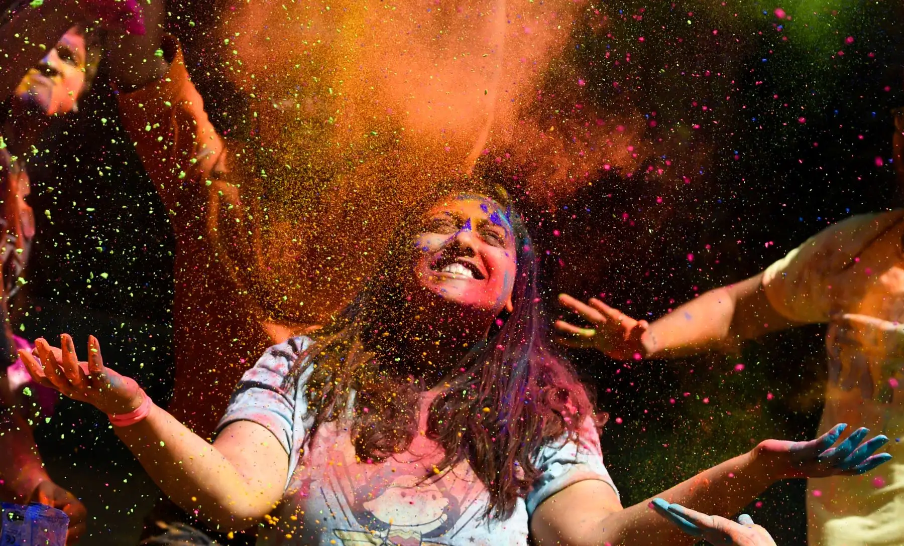 Los colores utilizados no son escogidos al azar, el amarillo que alude a la piedad, el anaranjado representa el optimismo, el azul simboliza la calma, el rojo es usado para el amor y la pureza, y el verde para la vitalidad. Foto: AFP