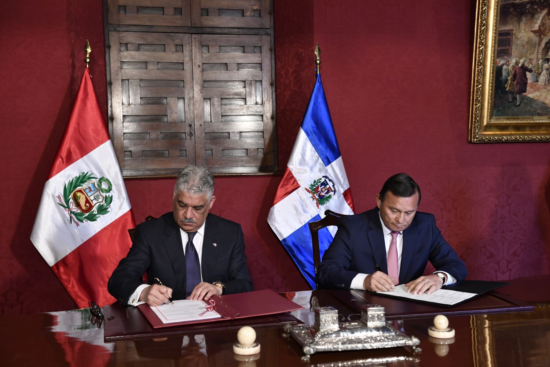 Firma de acuerdo entre Cancilleres de República Dominicana y Perú.