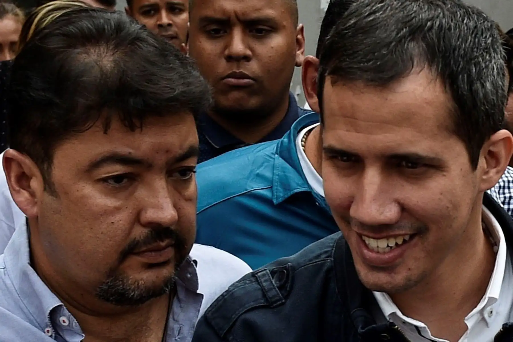 En esta foto de archivo tomada el 8 de marzo de 2019, el líder opositor venezolano y autodeclarado presidente Juan Guaido, saluda a los partidarios, junto a su Jefe de Estado Mayor, Roberto Marrero, durante un mitin en el Día Internacional de la Mujer. Foto: EFE