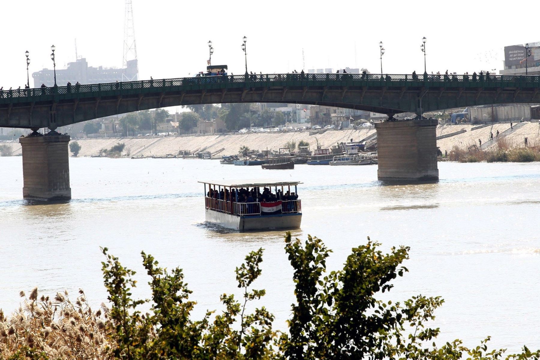 Imagen de archivo datada el 13 de febrero del 2016 de un ferry en el río Tigris, en Baghdad (Irak). Foto: EFE