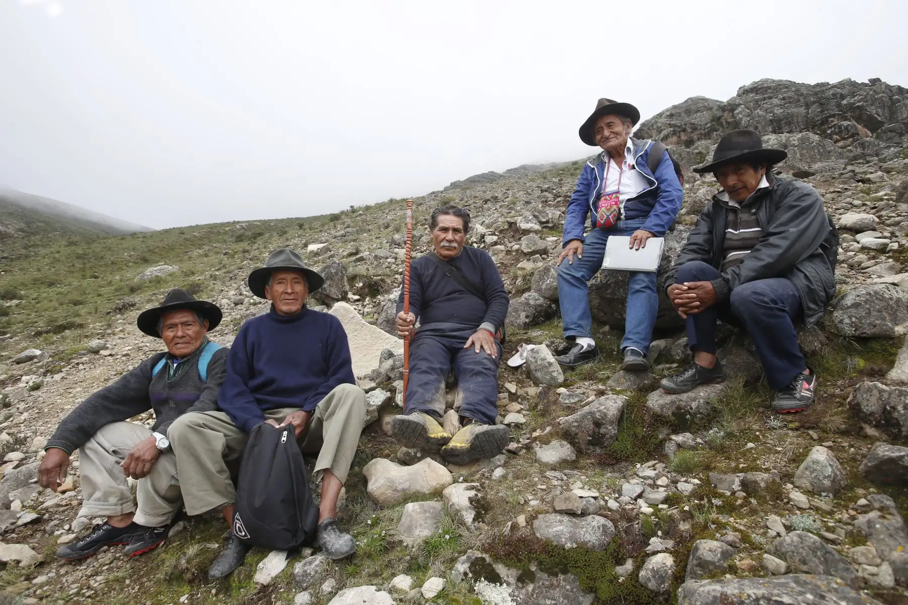 Experiencias de manejo de fuentes de agua en microcuencas de San Pedro de Casta en la Provincia de Huarochiri. Eufronio Obispo, Eloy Rojas, Ernesto Álvarez, Gregorio Rios y Serafin Bautista forman parte del grupo de pobladores encargados del proyecto de microcuencas en la población. Foto: ANDINA/Nathalie Sayago