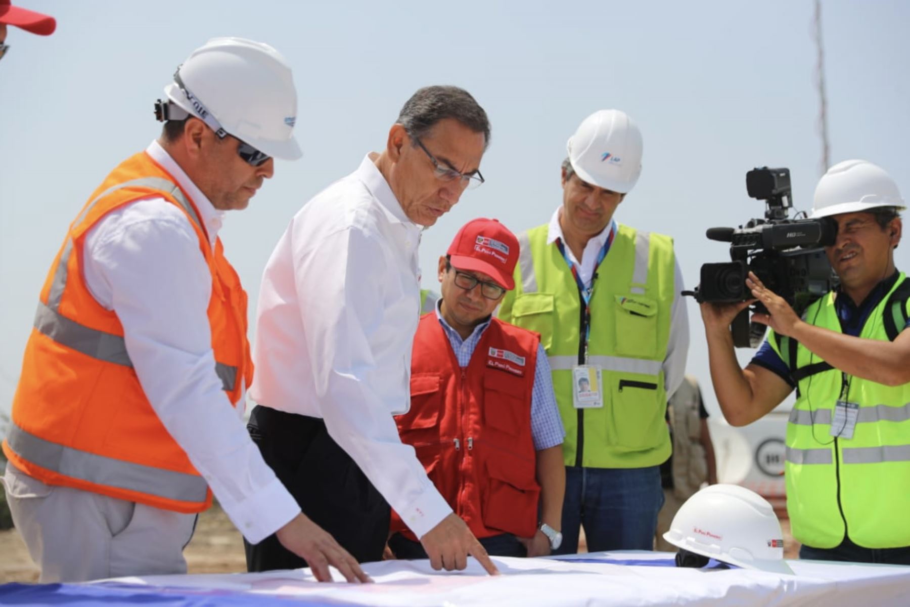 El Jefe del Estado, Martín Vizcarra, supervisa los trabajos de construcción de la ampliación del Aeropuerto Internacional Jorge Chávez .Foto: ANDINA/Prensa Presidencia