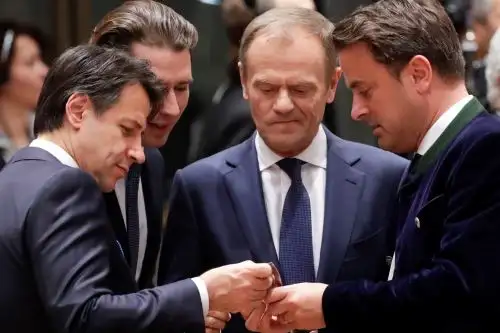 El primer ministro italiano, Giuseppe Conte; el canciller austríaco, Sebastian Kurz; el presidente del Consejo Europeo, Donald Tusk, y el primer ministro de Luxemburgo, Xavier Bettel, conversan durante la cumbre del Consejo Europeo que se celebra este jueves en Bruselas, Bélgica. Foto: EFE.
