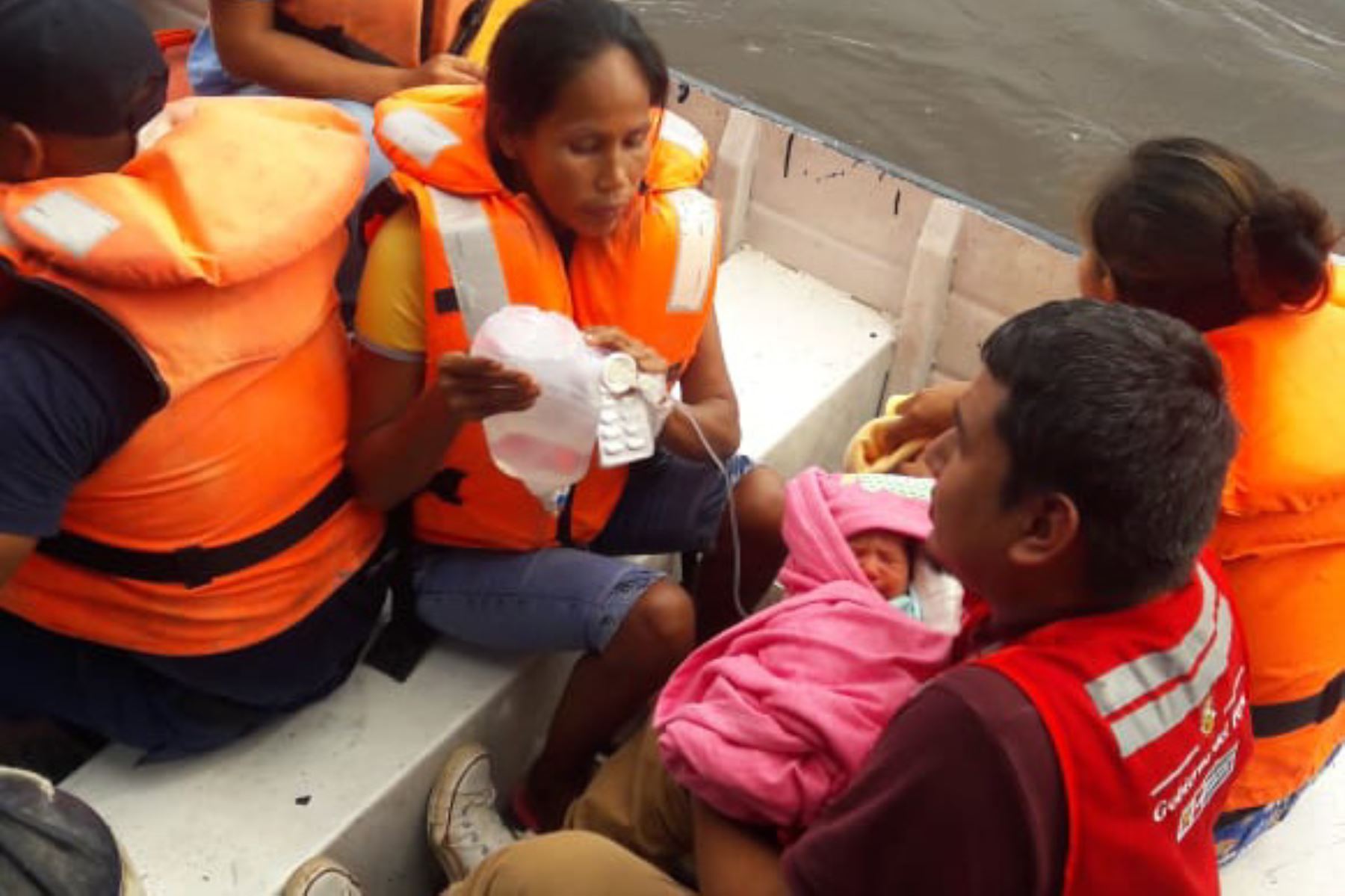 Joven madre y su bebé recién nacido fueron trasladados desde la comunidad de Buen Suceso al Hospital Regional de Loreto.