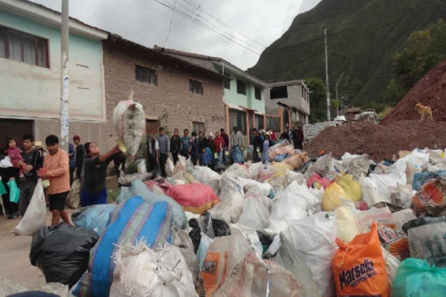 Pobladores de la provincia de Urubamba, trabajadores del Municipio de Urubamba y del hotel Belmond Río Sagrado recogieron más de 14 toneladas de basura de las riberas del río Vilcanota, en el Valle Sagrado de Los Incas.