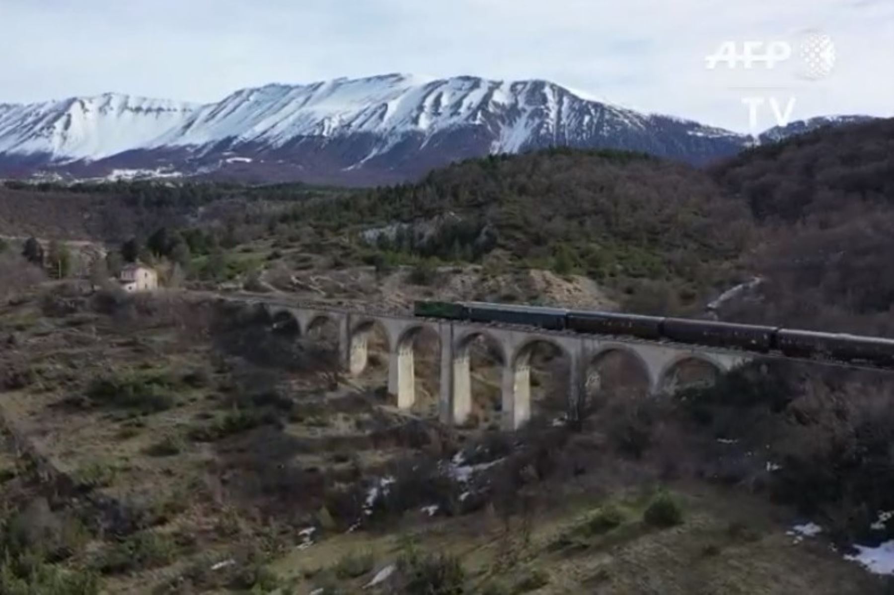 El llamado "transiberiano" italiano, la línea ferroviaria que atraviesa los altiplanos nevados de Los Abruzo. Foto: AFP TV