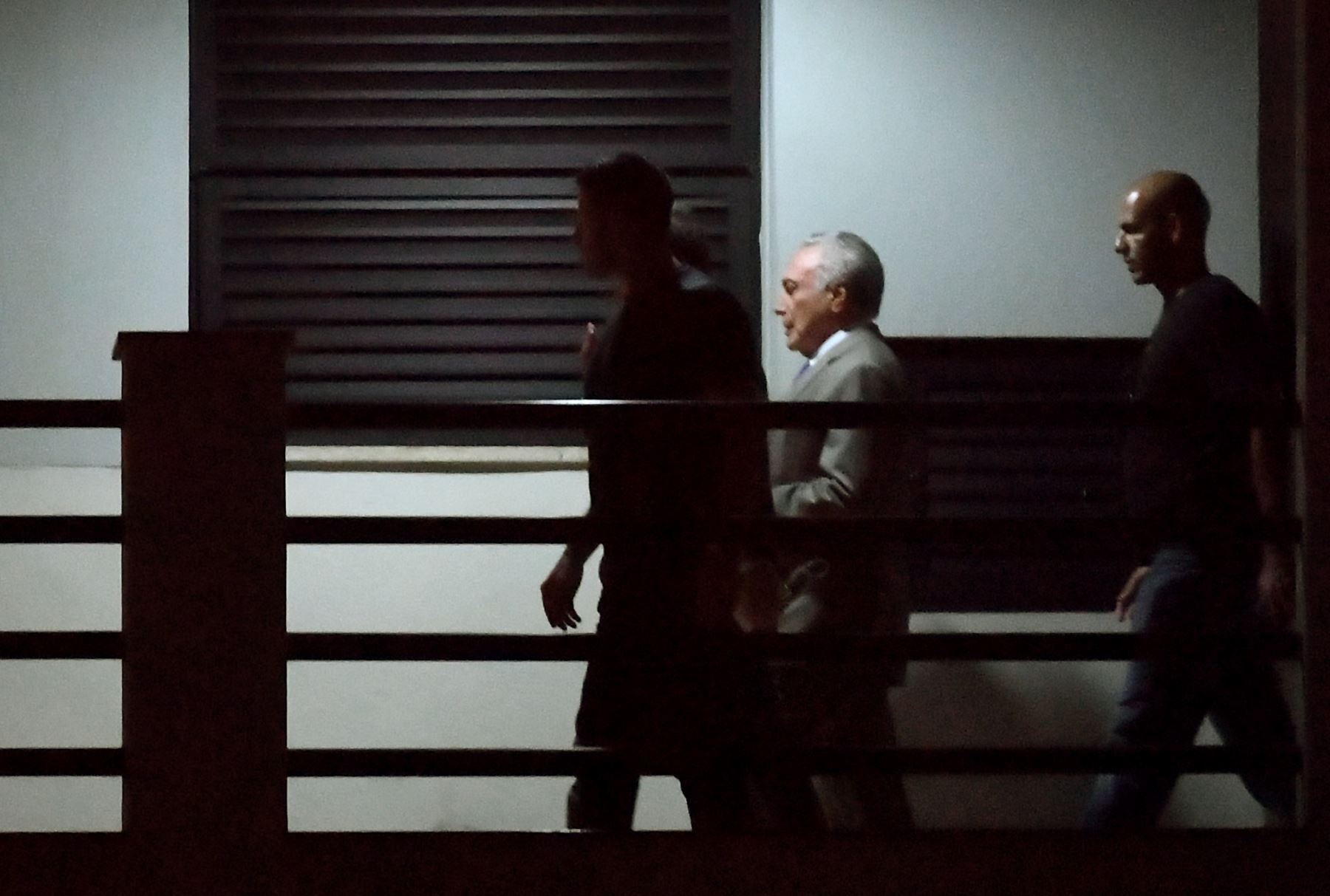 El ex presidente de Brasil (2016-2018) Michel Temer (C), llega con escolta policial a la sede de la Policía Federal en Río de Janeiro. Foto: AFP