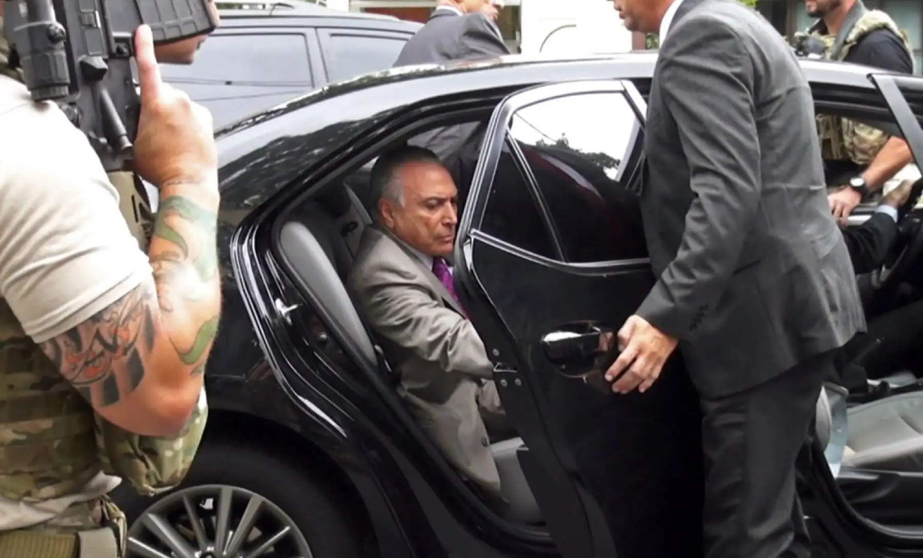 El ex presidente de Brasil (2016-2018) Michel Temer (C), llega con escolta policial a la sede de la Policía Federal en Río de Janeiro. Foto: AFP