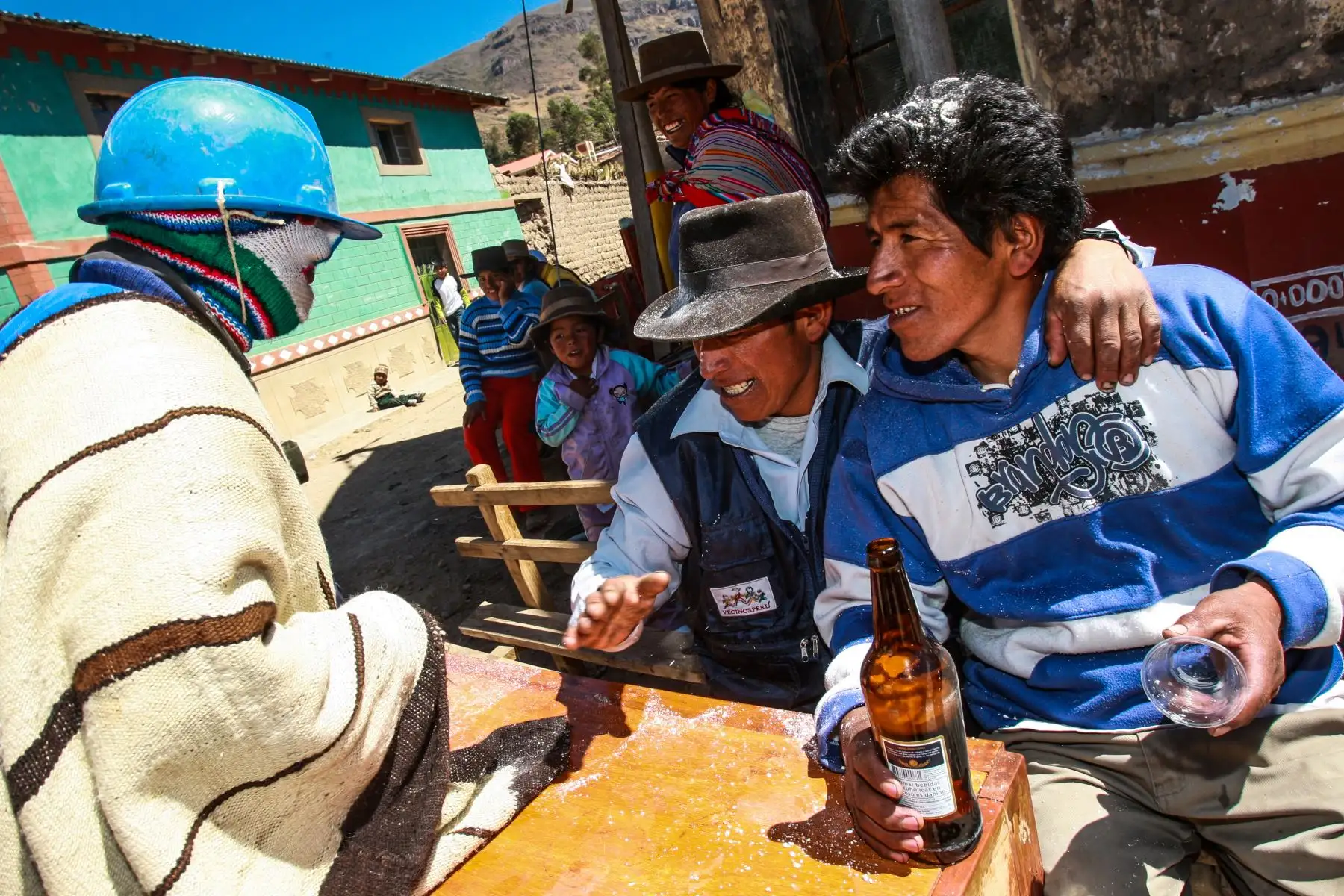 Las actividades empiezan con el mesapampay o pago al agua y la tierra. Los pobladores acompañan al maestro y chacchan coca, fuman un cigarrillo mientras Cupe y los ñahuis extraen de la tierra los pagos hechos el año anterior. Foto: ANDINA/ Carlos Lezama