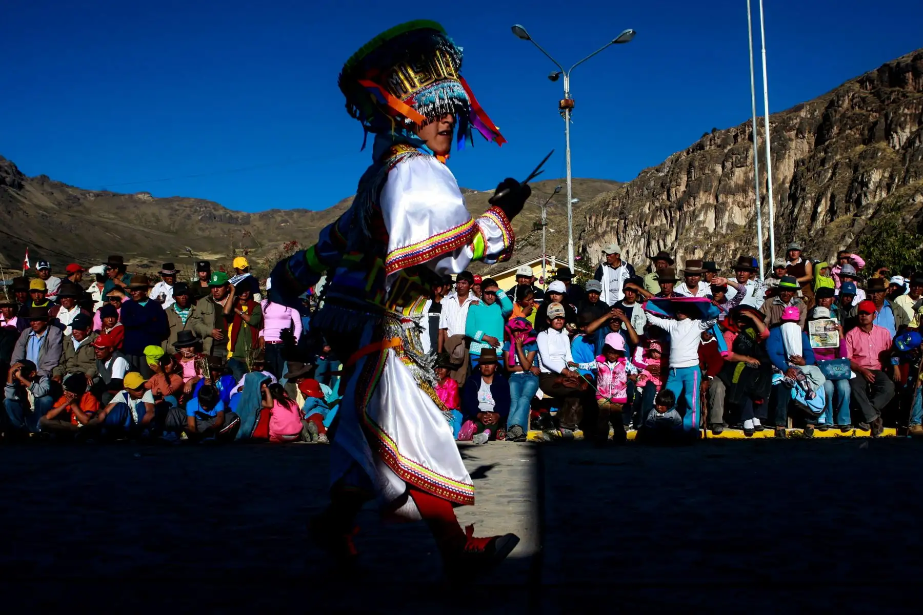 La fiesta empieza y en todos los actos participan los danzantes de tijeras. Durante toda la festividad se celebran competencias en la mañana y al caer el sol. El misticismo se siente en cada baile de estos danzantes. Foto: ANDINA/Carlos Lezama