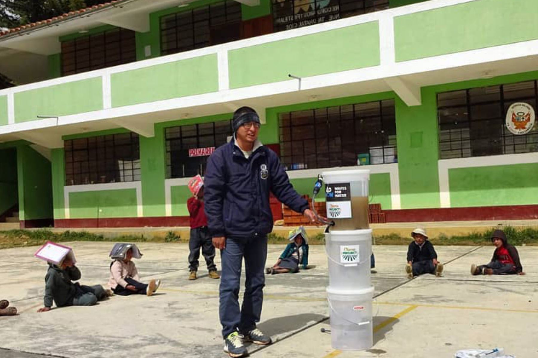Daniel Pilco y su filtro, que permite potabilizar el agua que consume la población de La Libertad. Foto: Chacra Project.