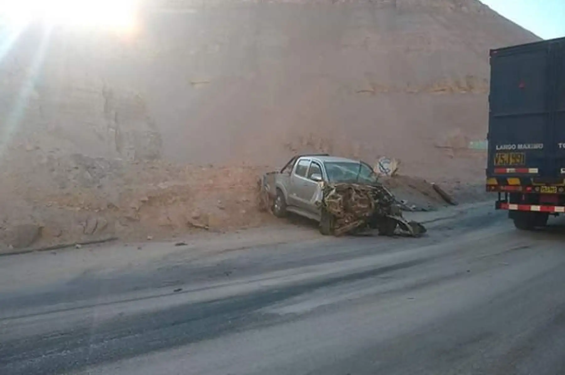 Un tráiler chocó con una camioneta y se despistó en la Carretera Panamericana Sur, a la altura del kilómetro 953 en Arequipa, dejando como saldo dos muertos y cinco heridos, entre los que se encuentra el alcalde del distrito de Andaray, Galo Sarmiento Sánchez, quien se trasladaba a la ciudad blanca, en el vehículo del municipio.