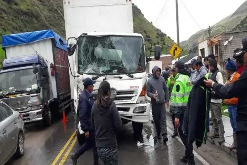 Dos personas resultaron heridas durante el choque choque entre un compactador y un camión, ocurrido en la Carretera Central, en el tramo Pasco– Huánuco, kilómetro 147+500 cerca al centro poblado 30 de agosto, jurisdicción del distrito de Ticlacayán en Pasco.