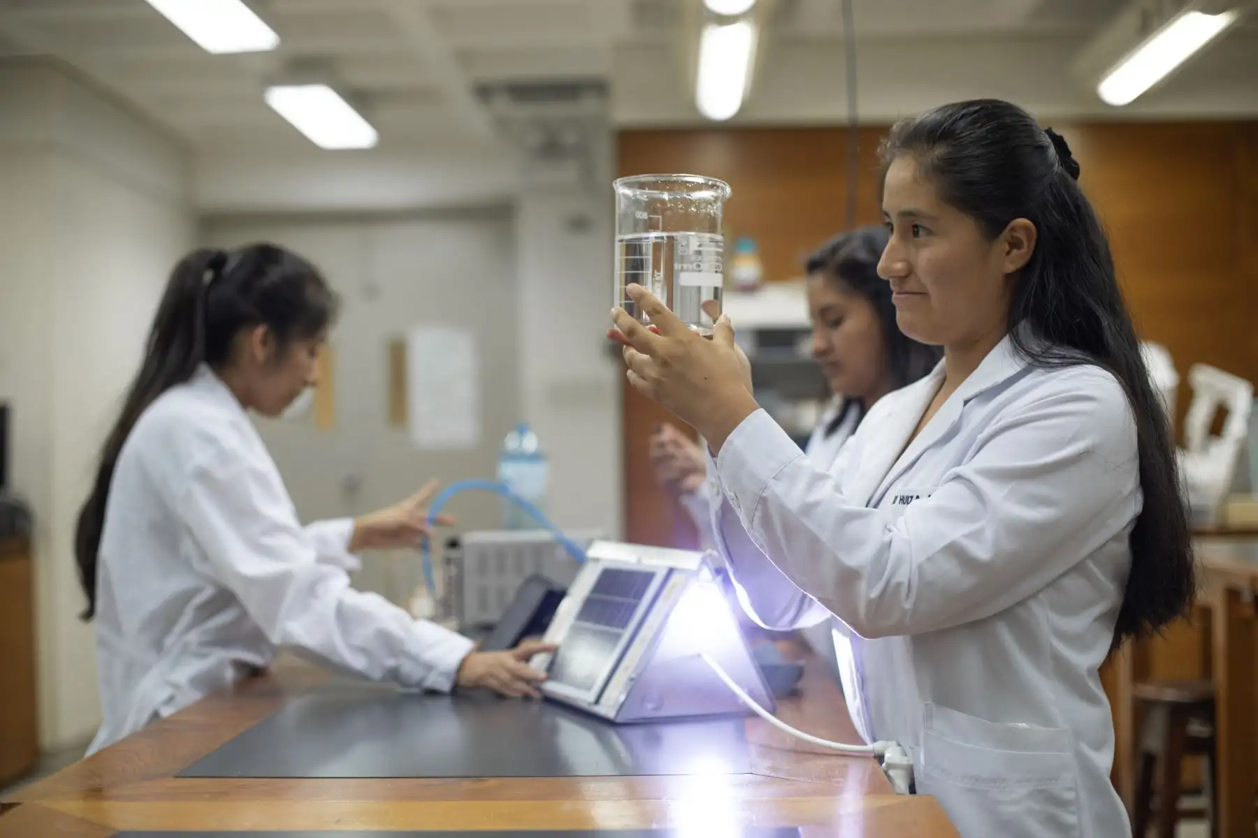 Becarias universitarias crean un innovador purificador de agua que utiliza energía solar. ANDINA/Difusión