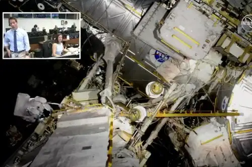 Imagen obtenida de la televisión de la NASA muestra al astronauta francés de la ESA Thomas Pesquet (en el recuadro) en el Centro Espacial Johnson en Houston, Texas, el 22 de marzo de 2019. Foto: AFP