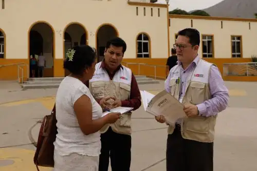 Representantes de Susalud resuelven dudas de pacientes. Foto: Susalud