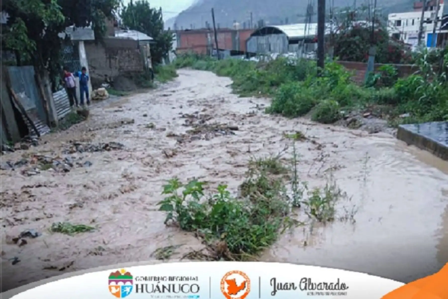 Debido a las lluvias intensas registradas en el distrito de Pillco Marca, en la provincia y región Huánuco, hoy se reportó la activación de una quebrada y desborde de acequias en la localidad Sequión de Yanag, afectando viviendas y la institución educativa inicial N° 231 “Mí Pequeño Mundo”.