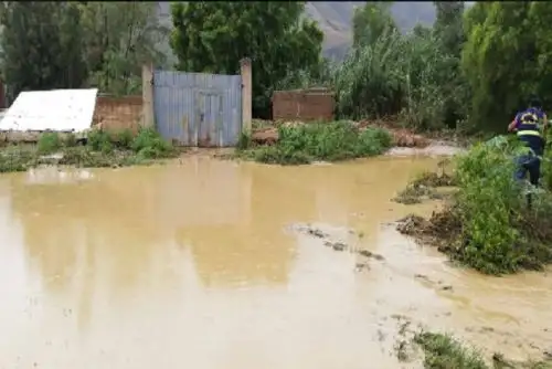 Personal de Defensa Civil de la Municipalidad Distrital de Amarilis, en la provincia de Huánuco, viene atendiendo la emergencia en la zona de Jancao, La Esperanza, donde al menos 10 viviendas se inundaron tras el desborde del río, y una de ellas colapsó.