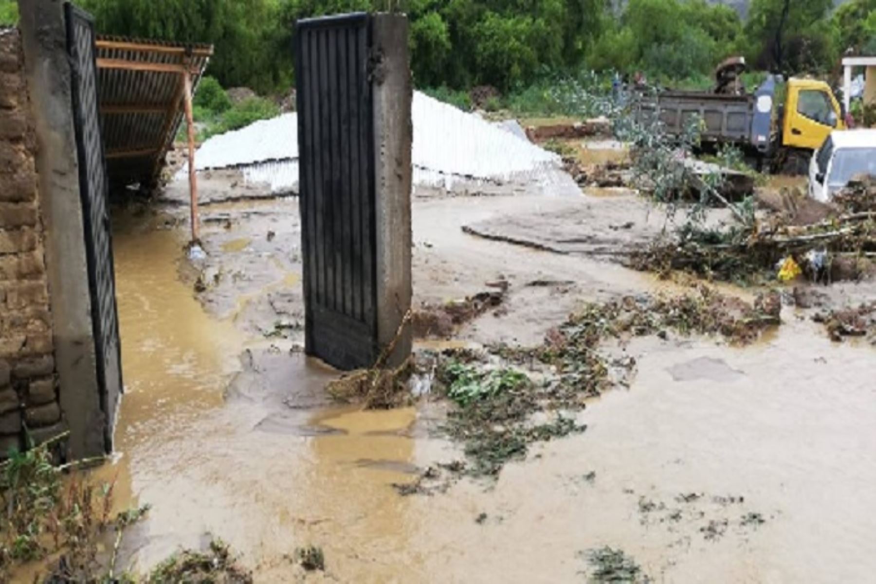Personal de Defensa Civil de la Municipalidad Distrital de Amarilis, en la provincia de Huánuco, viene atendiendo la emergencia en la zona de Jancao, La Esperanza, donde al menos 10 viviendas se inundaron tras el desborde del río, y una de ellas colapsó.