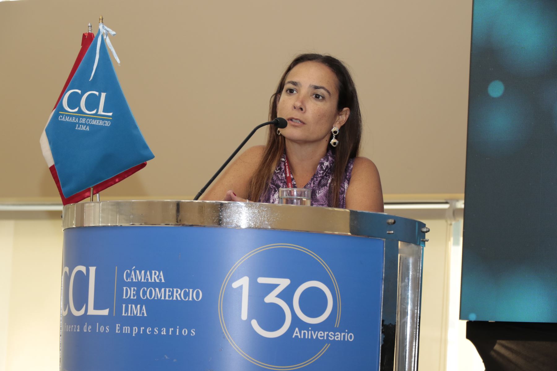 Pamela Antonioli, del Ministerio de Producción, anuncia el desarrollo de una hoja de ruta tecnológica para los sectores de alimentos y minería. (Foto: Cámara Comercio de Lima)