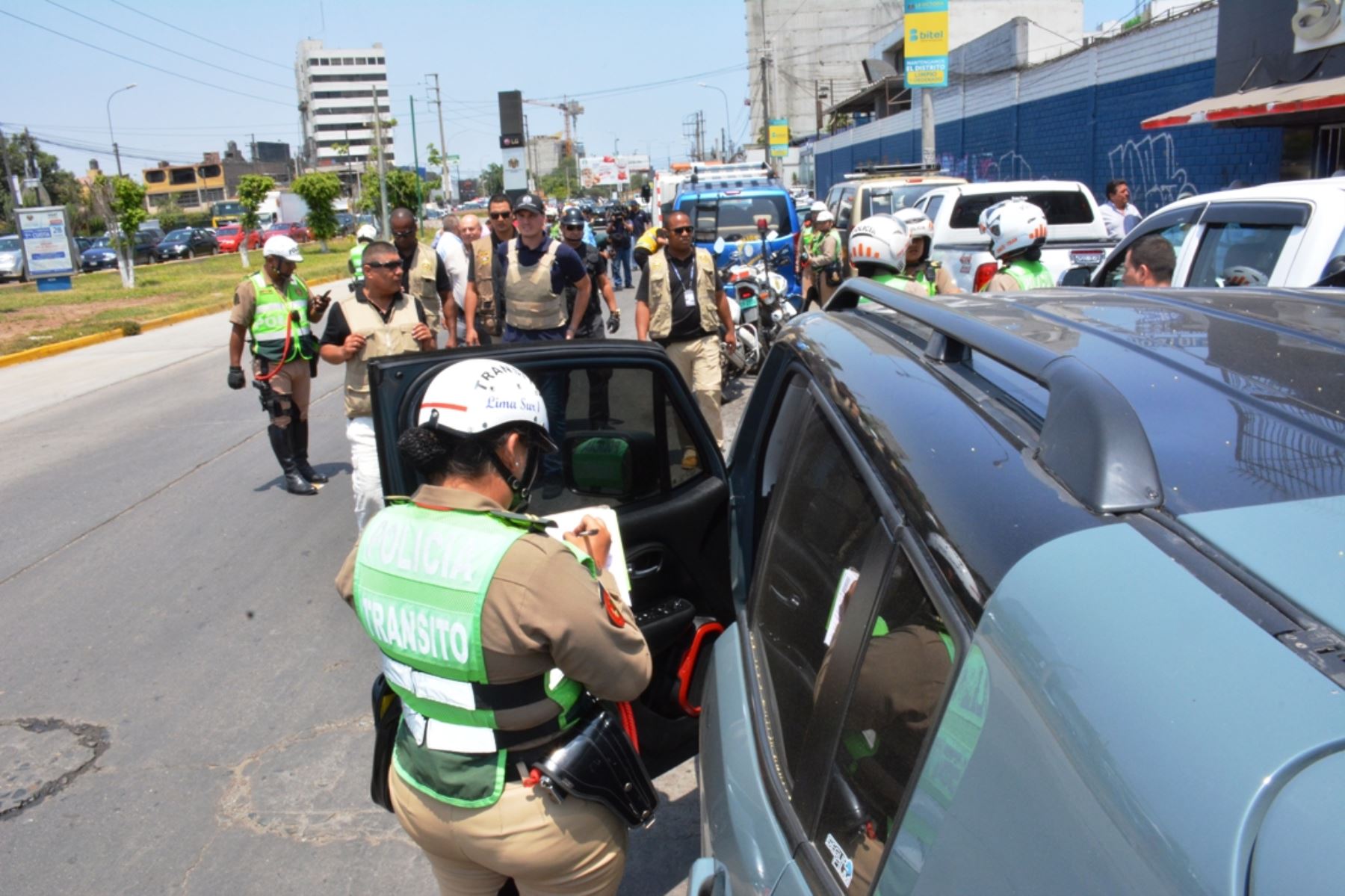 La Victoria: policías y serenos ejecutaron operativo contra autos mal estacionados. Foto: ANDINA/Difusión.
