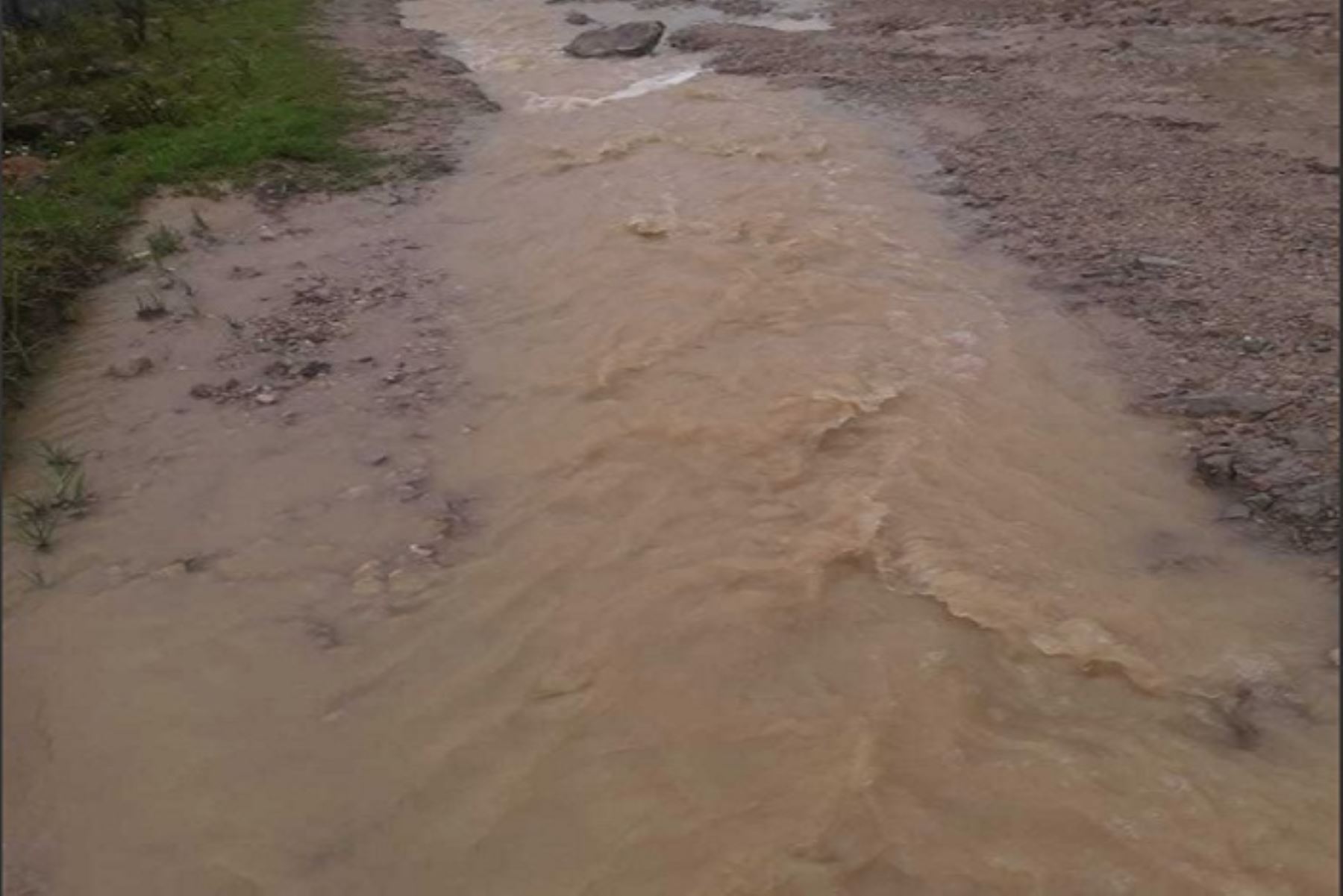 La vía vecinal en Acobamba, ubicada en la provincia de Sihuas, se encuentra bloqueada a causa de las lluvias intensas que originaron un huaico, informó hoy el Centro de Operaciones de Emergencia Regional (COER) de Áncash.