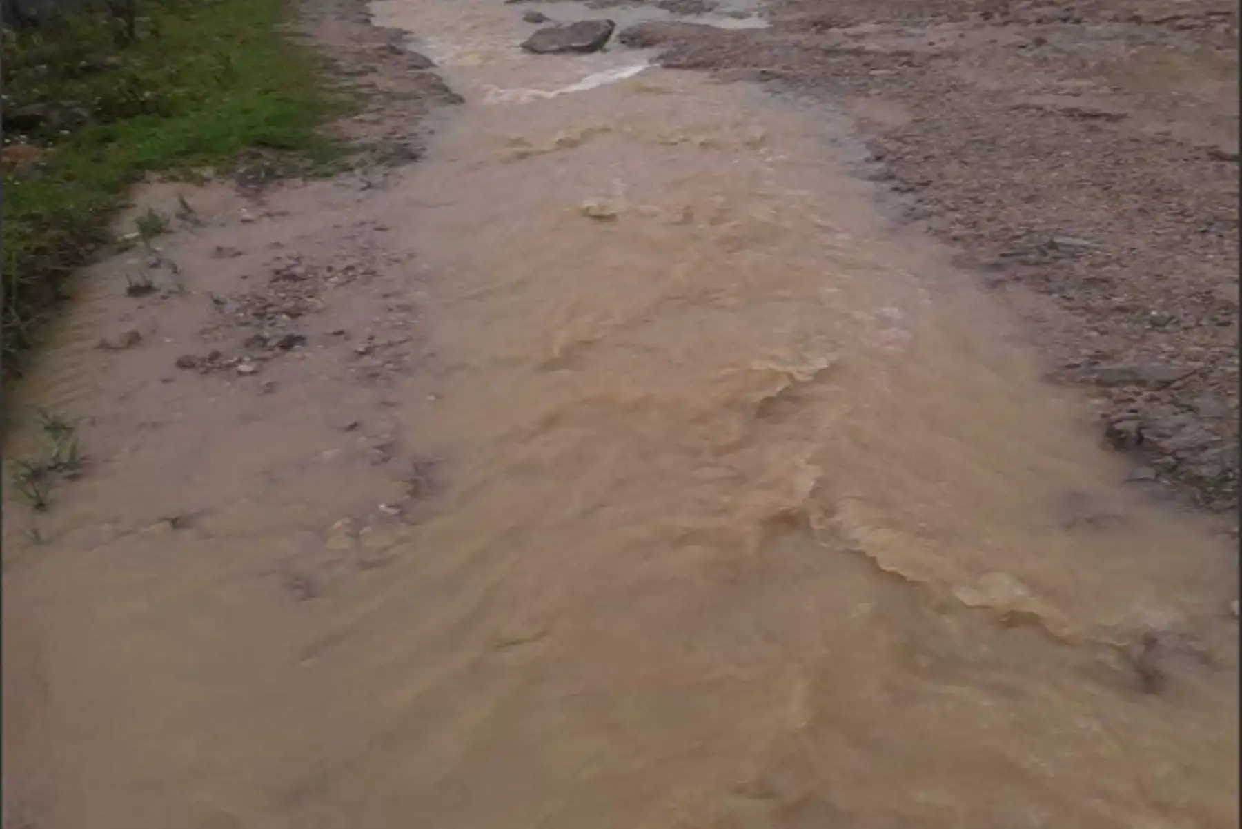 La vía vecinal en Acobamba, ubicada en la provincia de Sihuas, se encuentra bloqueada a causa de las lluvias intensas que originaron un huaico, informó hoy el Centro de Operaciones de Emergencia Regional (COER) de Áncash.