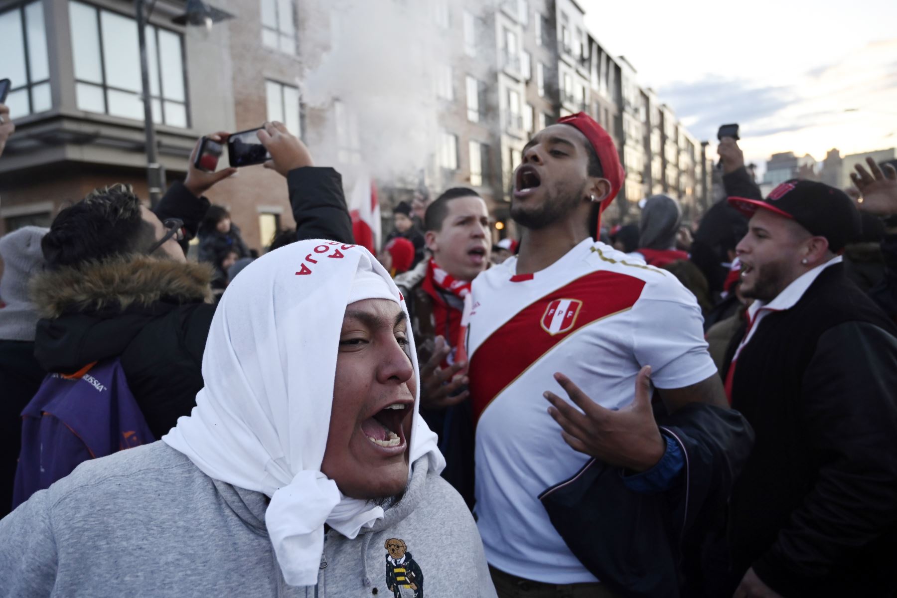 Los simpatizantes peruanos celebran antes del partido amistoso internacional entre Perú v Paraguay en el Red Bull Arena en Harrison, Nueva Jersey. Foto. AFP
