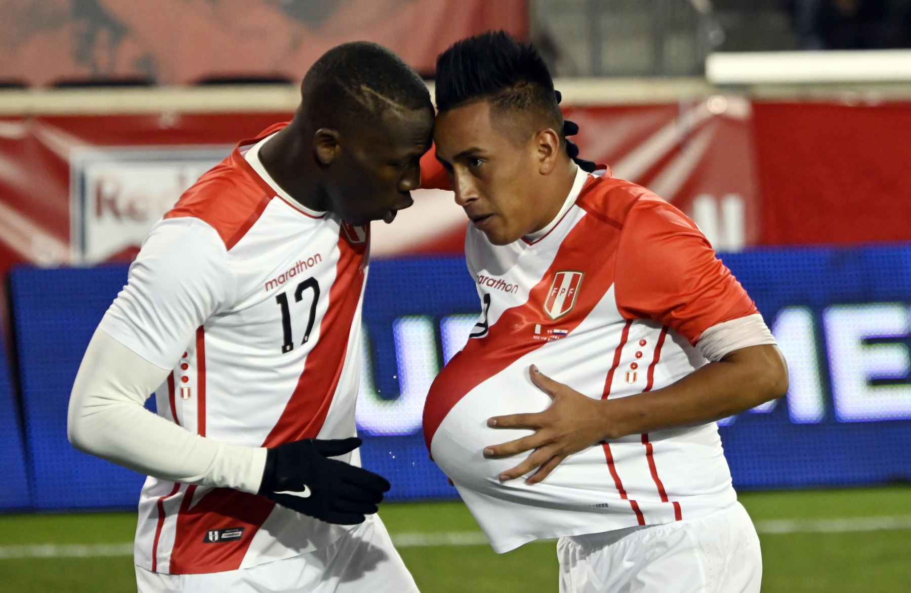 Christian Cueva (R) de Perú celebra después de marcar contra Paraguay durante el partido amistoso internacional entre Perú y Paraguay en el Red Bull Arena de Nueva Jersey.Foto:AFP
