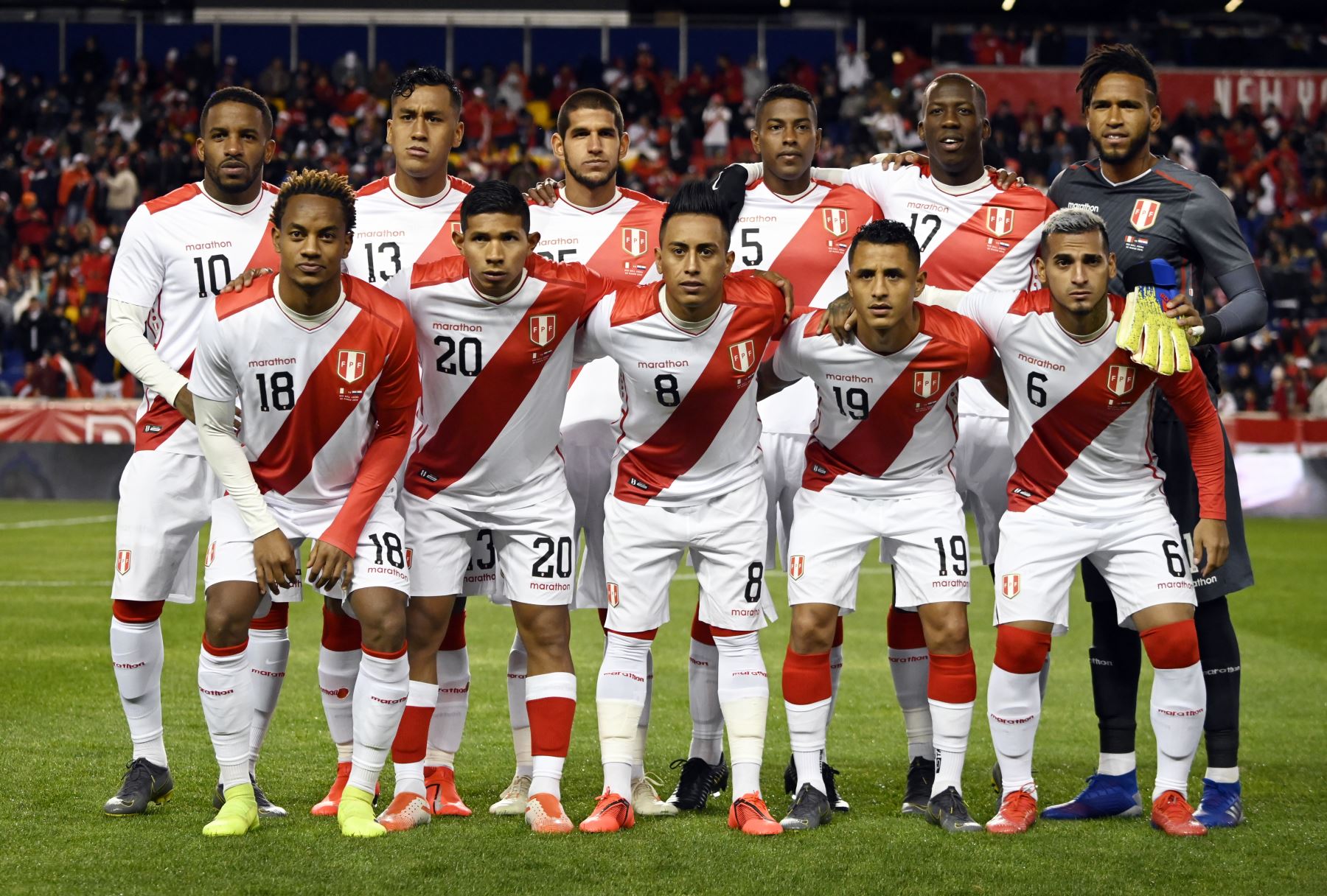 El equipo de fútbol de Perú posa para una foto de grupo durante el partido amistoso internacional entre Perú y Paraguay en el Red Bull Arena de Nueva Jersey.Foto:AFP