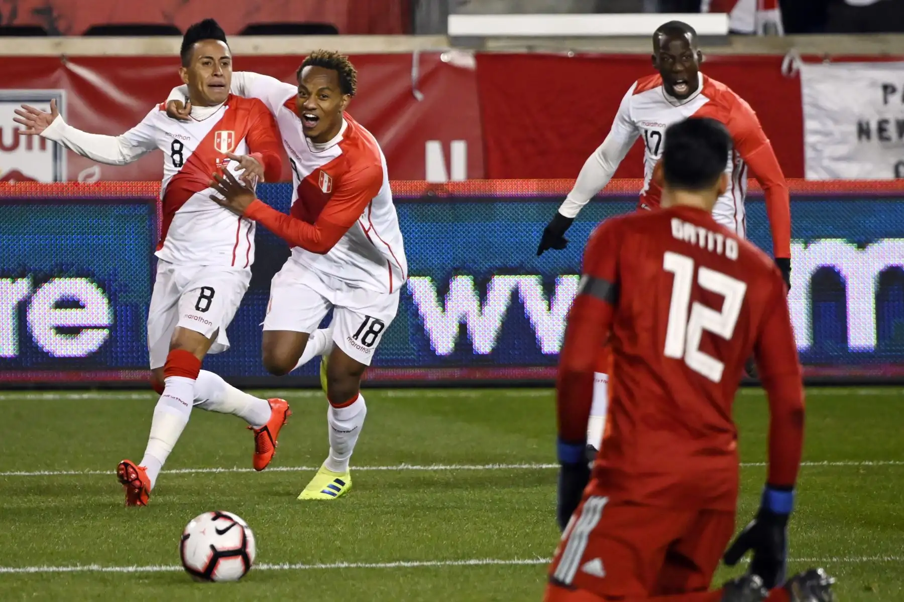 Christian Cueva (L) de Perú celebra después de marcar contra Paraguay durante el partido amistoso internacional entre Perú y Paraguay en el Red Bull Arena de Nueva Jersey.Foto: AFP