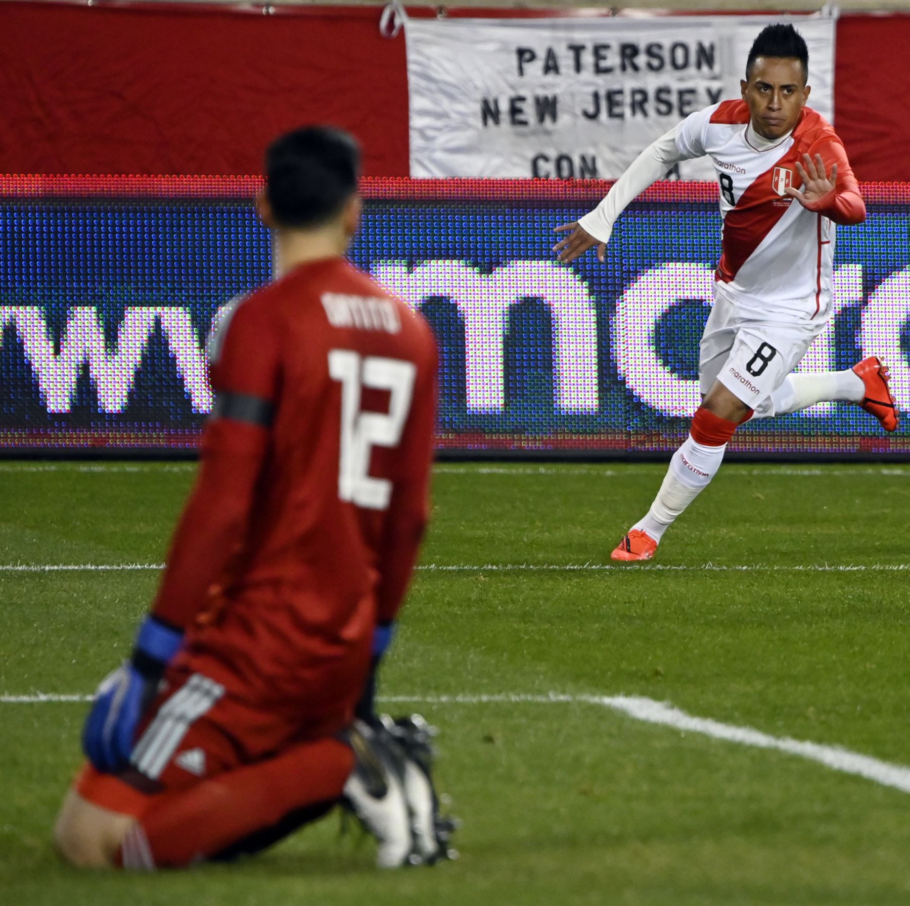Christian Cueva (C) de Perú celebra después de marcar contra Paraguay durante el partido amistoso internacional entre Perú y Paraguay en el Red Bull Arena de Nueva Jersey.Foto:AFP