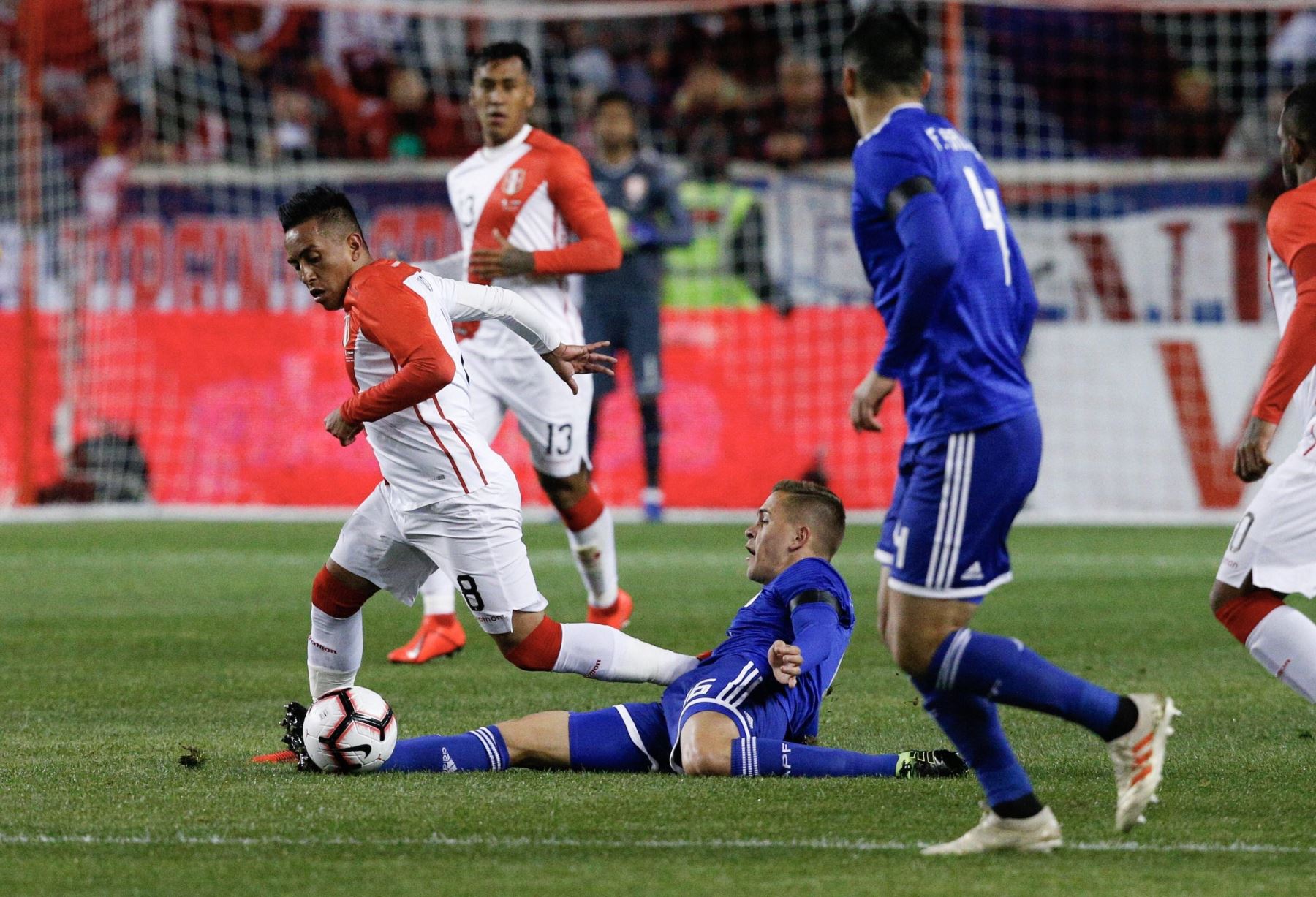 Christian Cueva (i) de Perú disputa el balón con Santiago Arzamendia (c) de Paraguay durante un partido amistoso internacional entre las selecciones de Perú y Paraguay disputado en el estadio Red Bull.Foto:EFE

Foto: EFE
