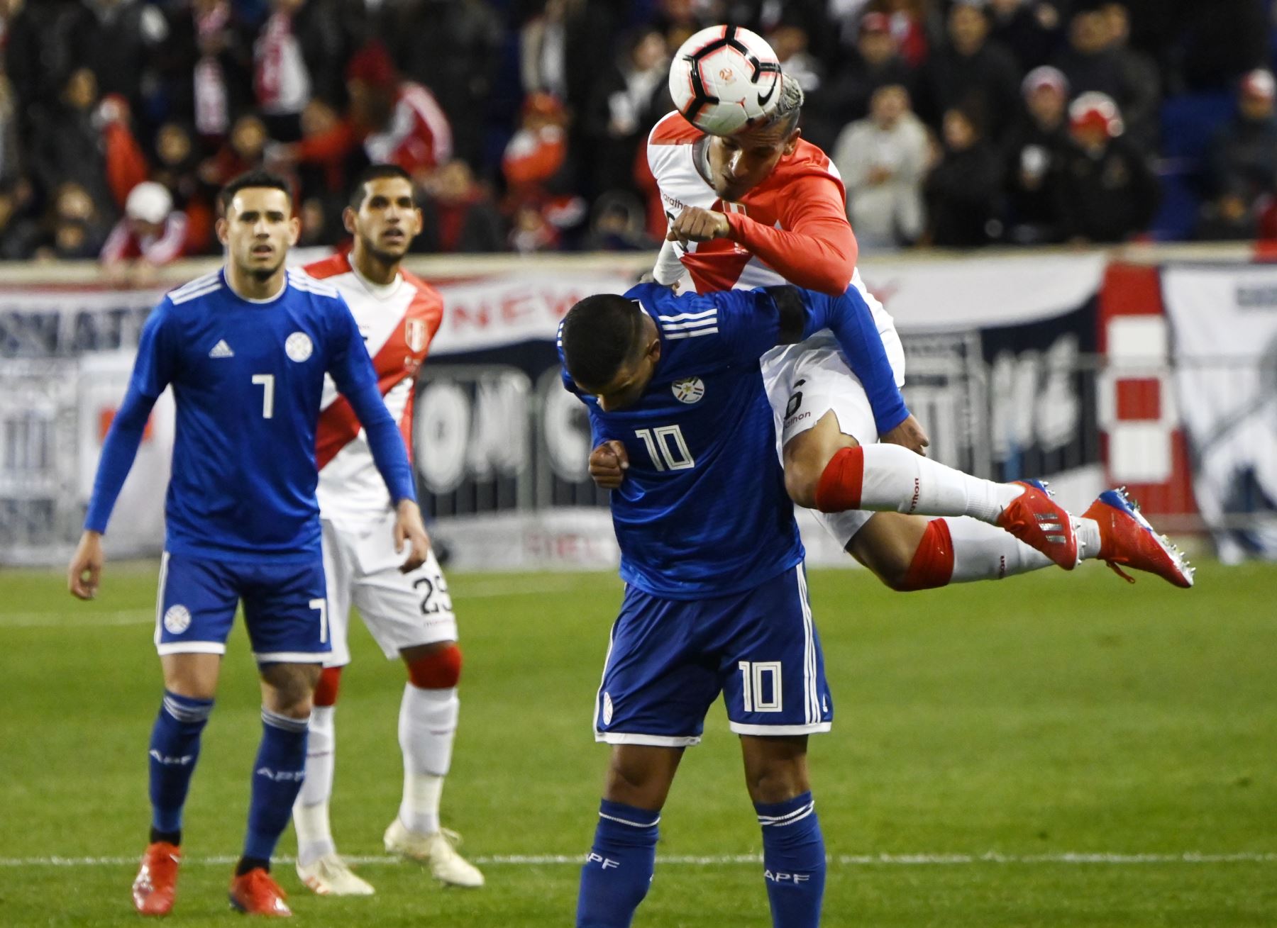 El peruano Miguel Trauco (R) y el paraguayo Derlis González (abajo) compiten por el balón durante el partido internacional amistoso entre Perú y Paraguay en el Red Bull Arena de Nueva Jersey .Foto: AFP