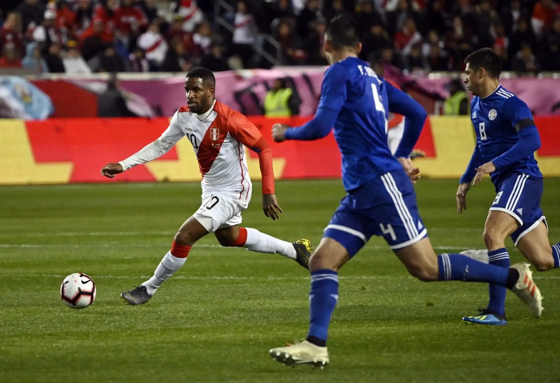 Jefferson Farfan, de Perú, controla el balón durante el partido amistoso internacional entre Perú y Paraguay en el Red Bull Arena de Nueva Jersey. Foto:AFP