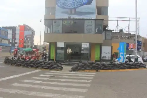 Trujillo, la capital de la región La Libertad, es una trinchera. Sacos de arena rodean casas, calles y avenidas, pero no para defenderse de algún ejército enemigo, sino más bien para protegerse de la quebrada San Ildelfonso, una cuenca que produjo siete huaicos que azotaron la ciudad en marzo de 2017 .ANDINA/Difusión. Foto: Luis Puell Z.