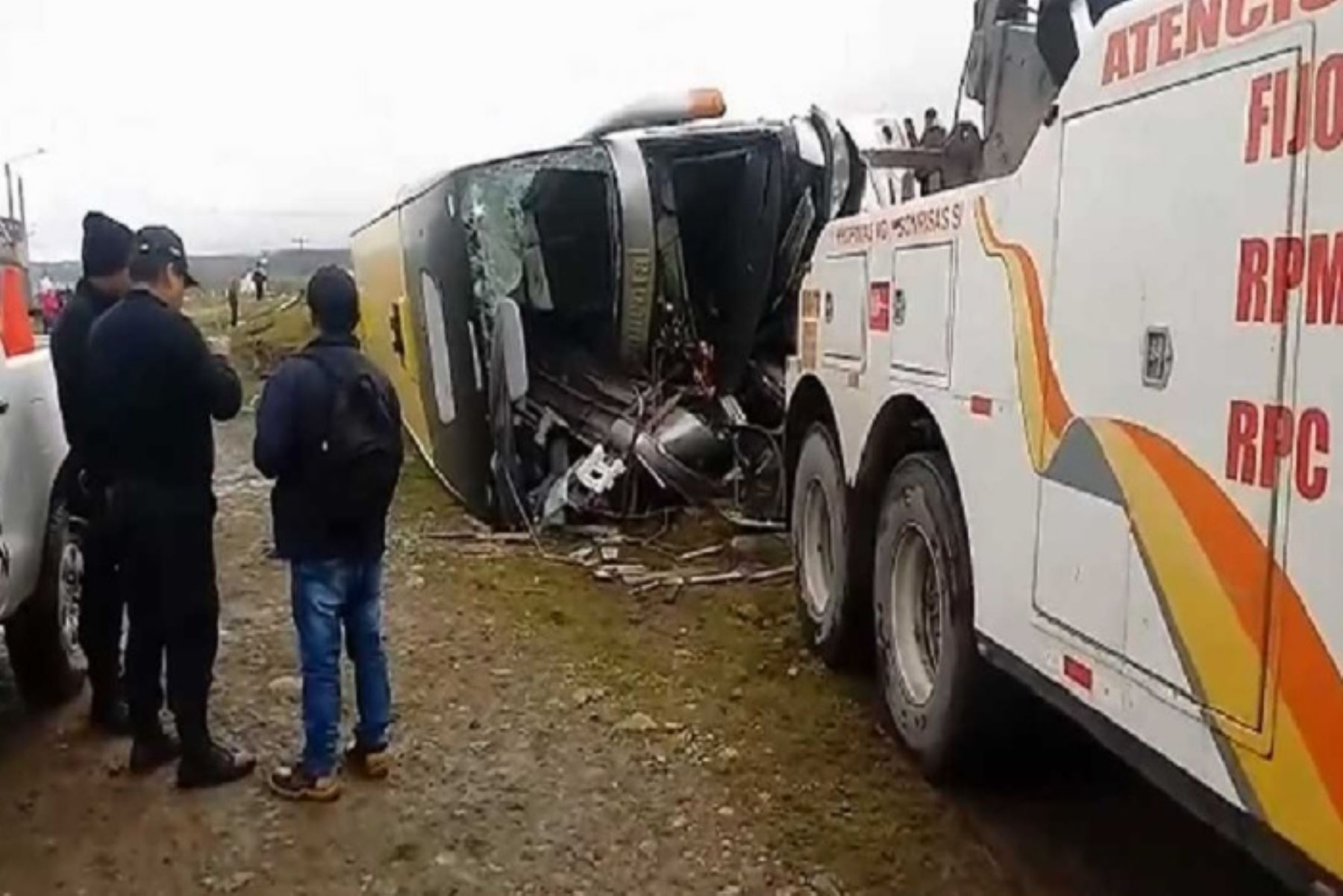 El choque de un bus y un camión ocurrido esta madrugada en la Carretera Central, tramo Pasco – La Oroya, en el kilómetro 62+300, ingreso a la provincia de Junín (Callahuay), dejó dos personas fallecidas y más de 30 heridos.