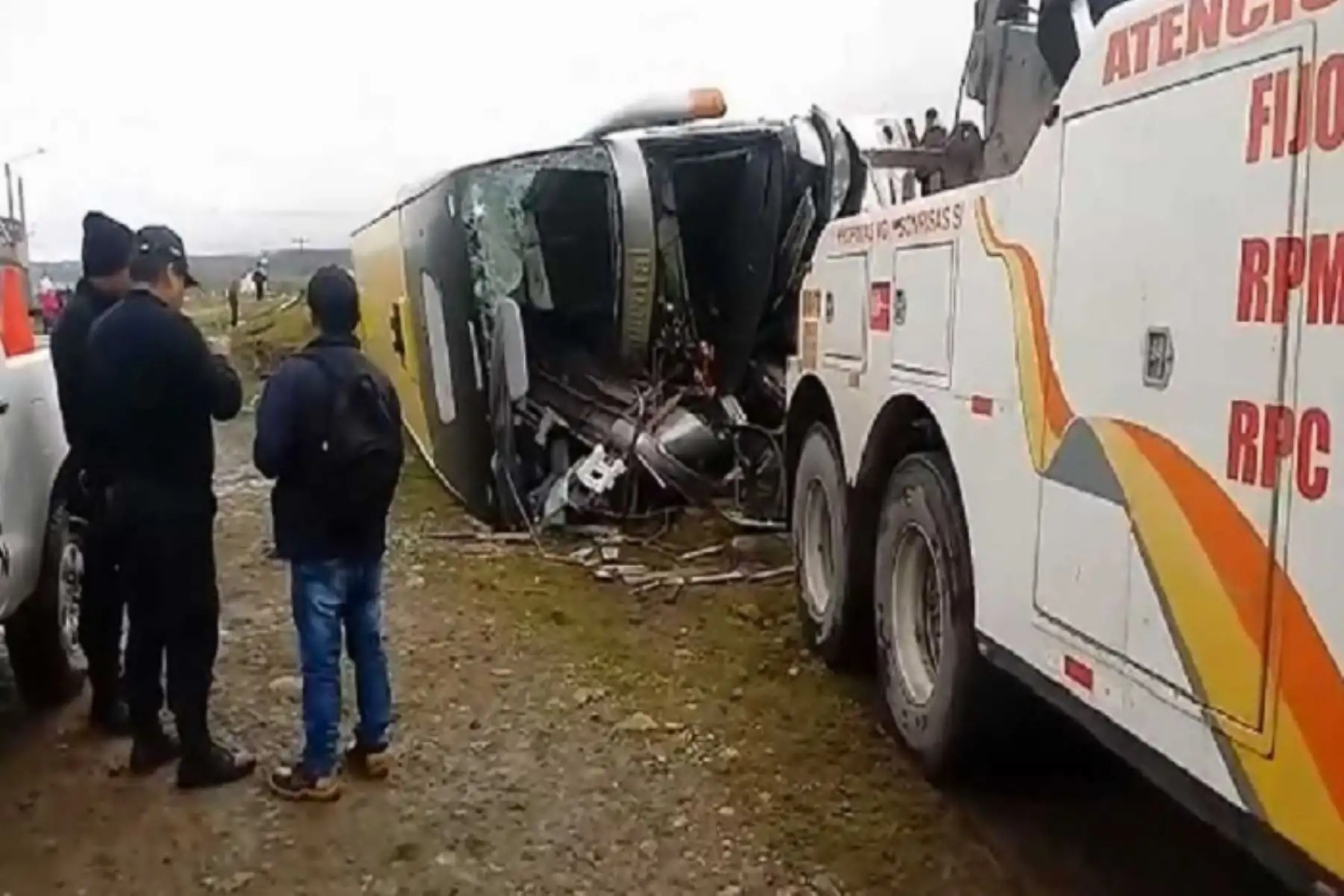 El choque de un bus y un camión ocurrido esta madrugada en la Carretera Central, tramo Pasco – La Oroya, en el kilómetro 62+300, ingreso a la provincia de Junín (Callahuay), dejó dos personas fallecidas y más de 30 heridos.